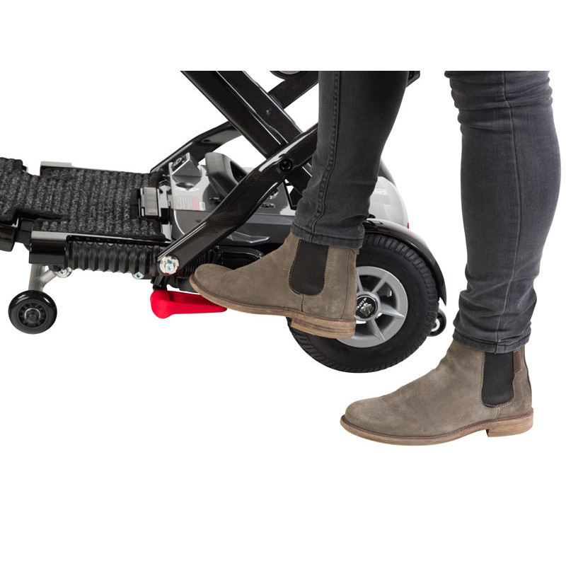 Scooter Bobby Deluxe Carbon : 1. on déverrouille