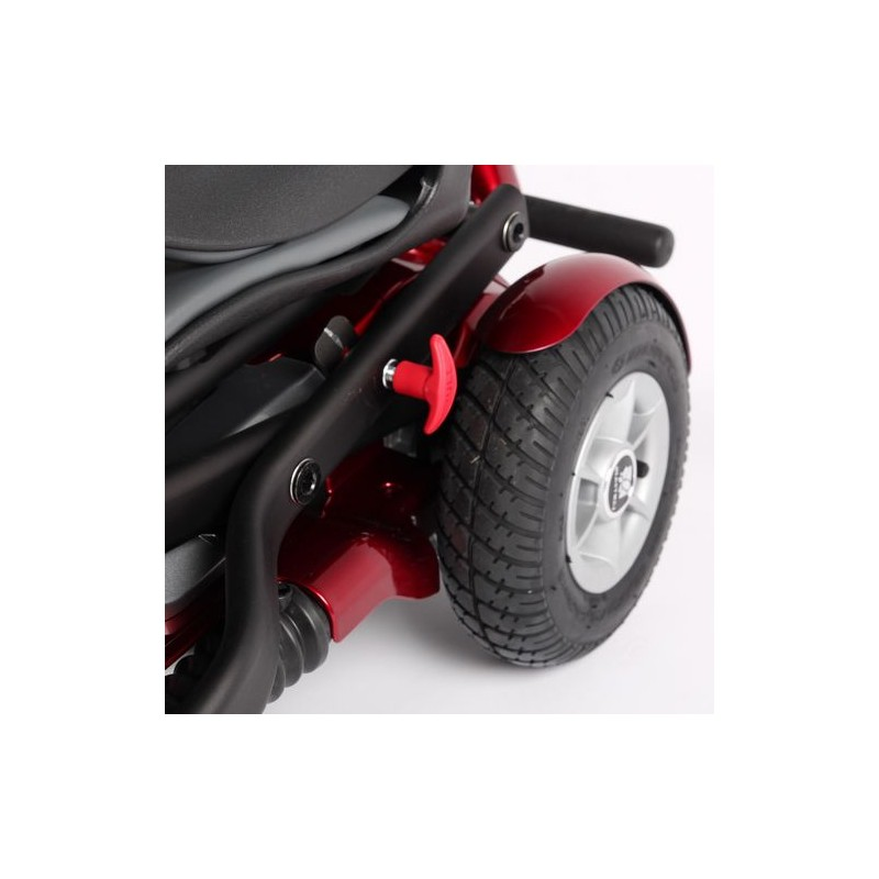 Pliage du scooter Bobby, étape 1 : On commence par la barre rouge de déverrouillage.