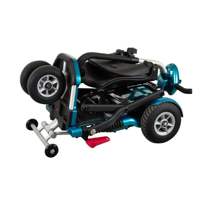 Pliage du scooter Bobby, étape 3 : Repliez le scooter par le guidon, jusqu'à ce qu'il se bloque. Puis pliez l'assise.