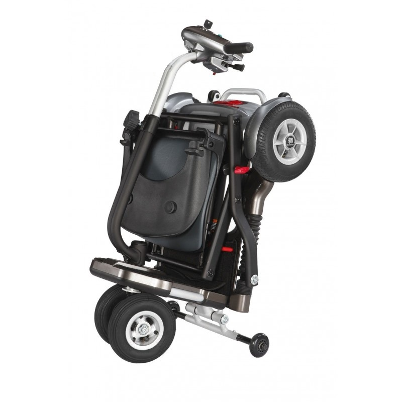 Pliage du scooter Bobby, étape 4 : 76 × 53 × 46 cm. Il roule derrière vous sur ses roulettes.