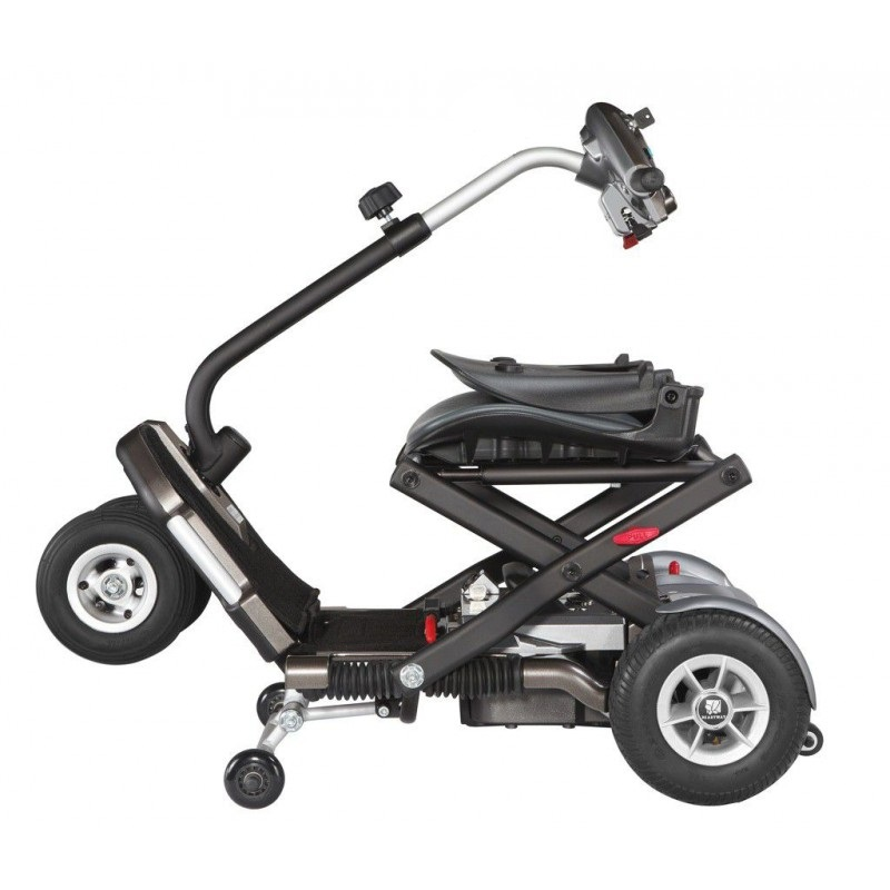 Pliage du scooter Bobby, étape 2 : Abaissez le guidon à son niveau le plus bas.