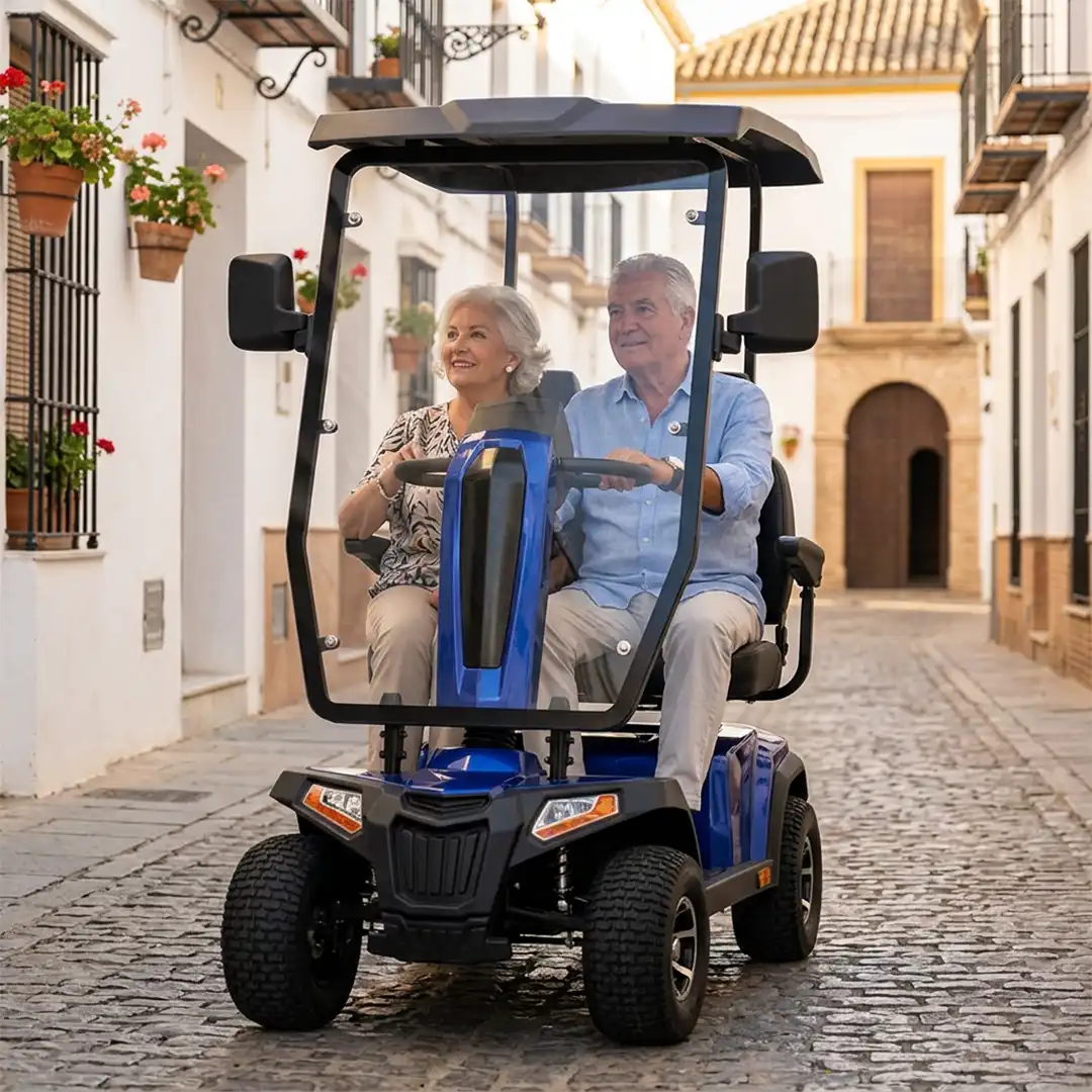 Couple de seniors côte à côte sur un scooter électrique 2 places avec capote
