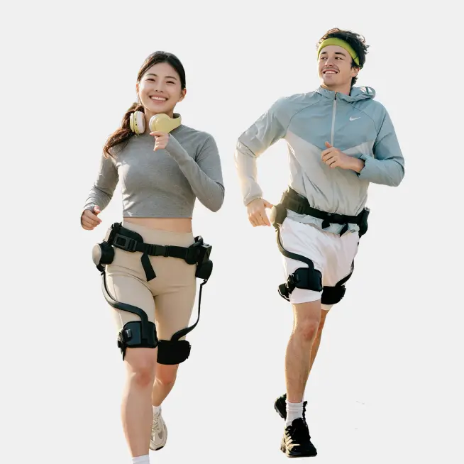 Homme et femme courant avec l'exosquelette Ascentiz