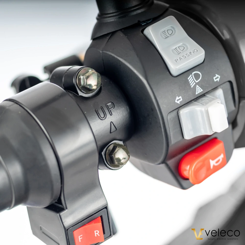 Veleco Faster - Commandes gauche