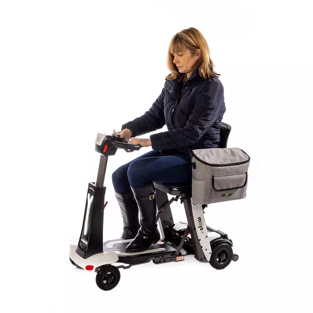 Femme conduisant le scooter électrique MOJO Lit