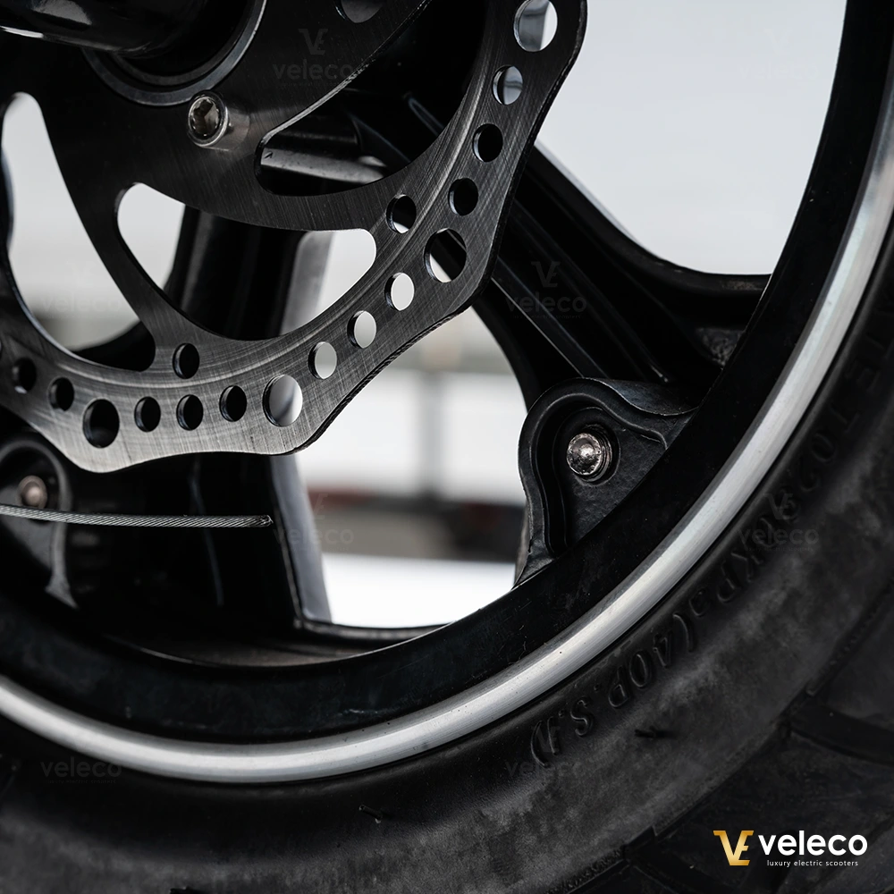 Veleco ZT16 : frein à disque arrière